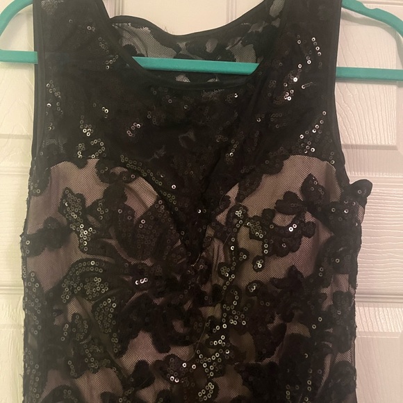 Beautiful sequence and lace black gown. - Picture 3 of 3